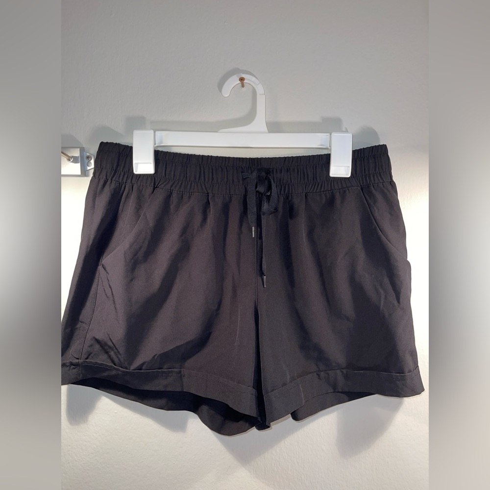 Like new pocketed black shorts